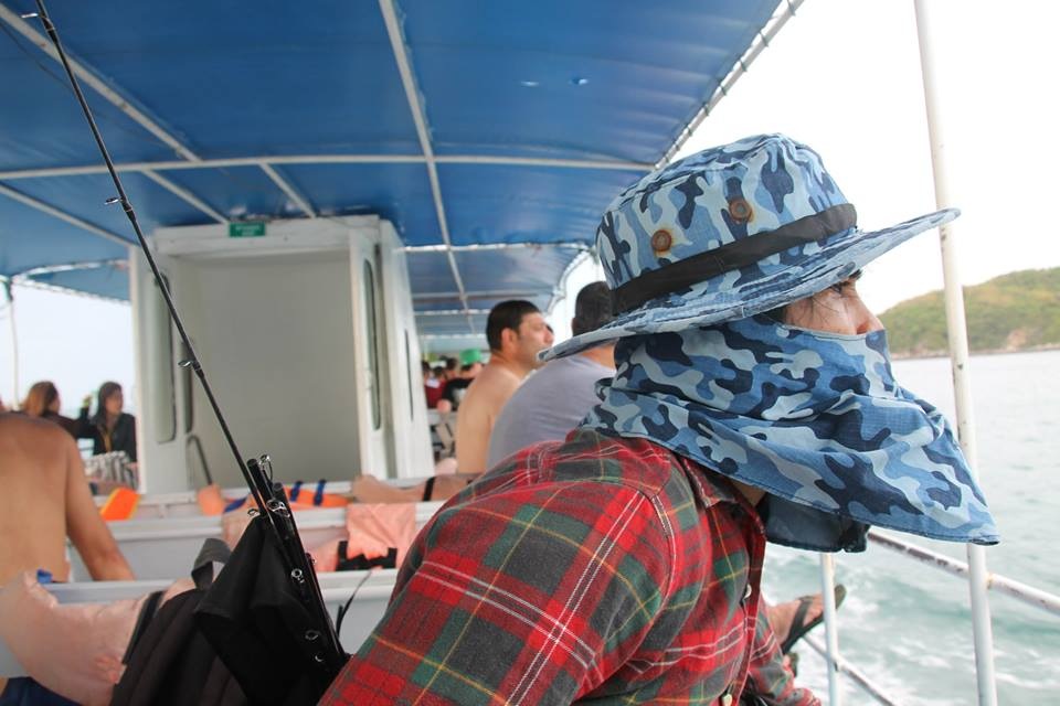 อึ้มบอก พู้น ๆ ขึ้นอยู่นู้นนน 
ผมถาม ยังจะเอาอีกเรอะ เรือออกมาแล้วหน่ะ  :laughing:
