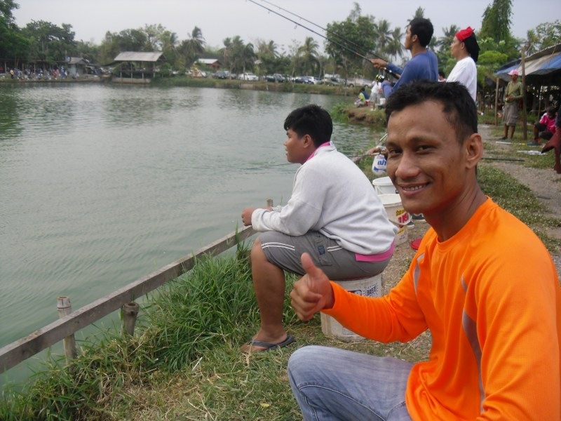 พี่กอล์ฟเมืองกาญกับรางวัลปลาบึก อิอิ  :love: