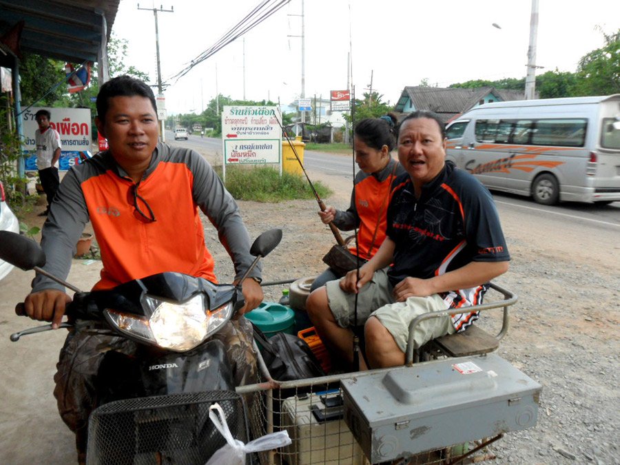 



จอดรถไว้ที่ร้าน   น้านะ    แล้วขึ้นเครื่อง  (  พ่วงข้าง )   ไปที่จอดเรือในคลองคร๊าฟ     ดูสี