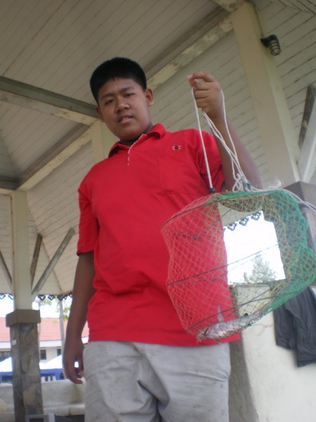 ใส่กระชังไว้ทำแต้ม รอตัวต่อไปๆ  :cool: :cool: