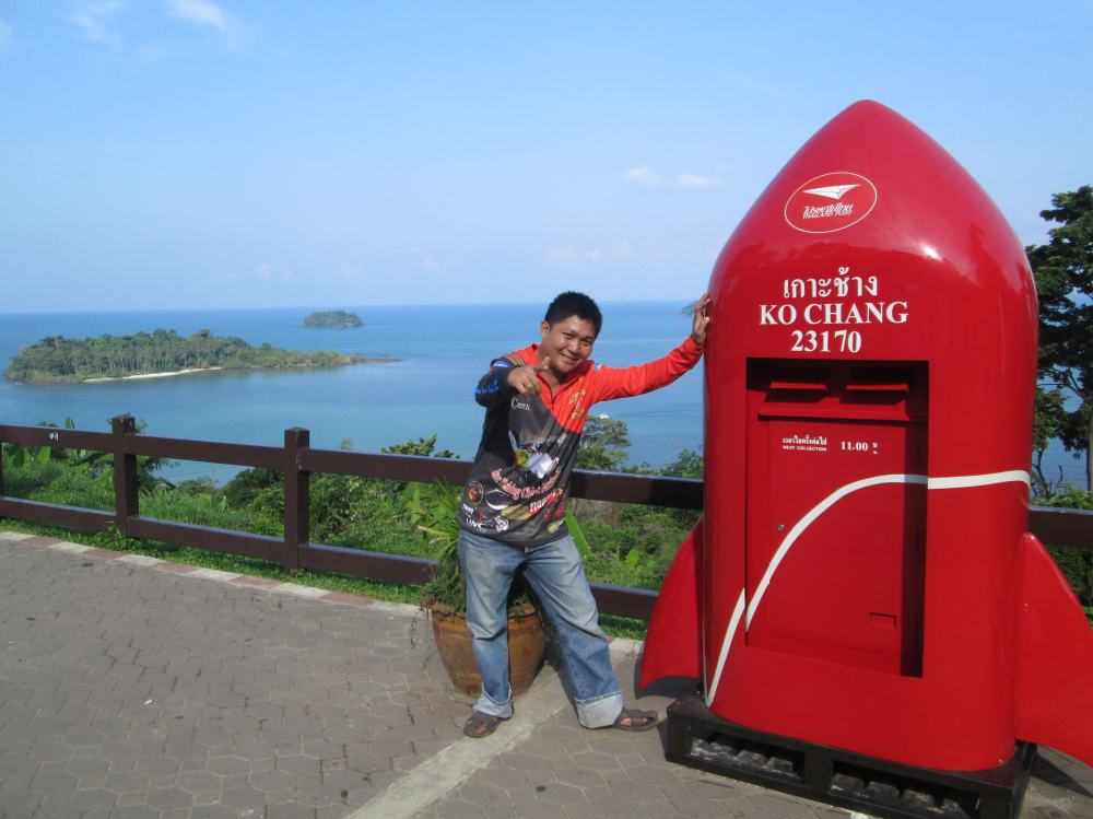 ก่อนจะเข้าที่พักได้เวะถ่ายรูปจุดชมวิวที่เกาะช้างครับเป็นจุดที่นักท่องเที่ยว ส่วนมากจะเวะถ่ายรุปกันทุ