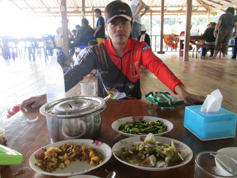 และแล้วผมกับน้าตึ่งก็กลับมานั่งทานข้าวเช้ากันก่อนที่จะออกไปดำน้ำนะครับผม ยังไม่ทันขึ้นจากเรือแคนนูเล