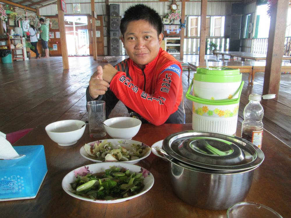 กินอิ่มทุกมื้อมีความสุขจรึงๆๆเลยครับอาหารอร่อย ไม่ต้องมาวิ่งออกไปซื้อข้าว ไม่ต้องทำกับข้าวเองโอว สบา