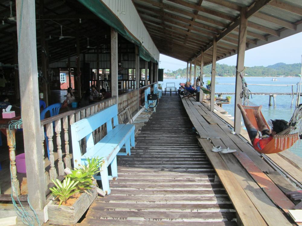 บรรยากาศของที่นั้งรับประทานอาหารริมน้ำครับบบ :grin: :grin: :grin: :grin: