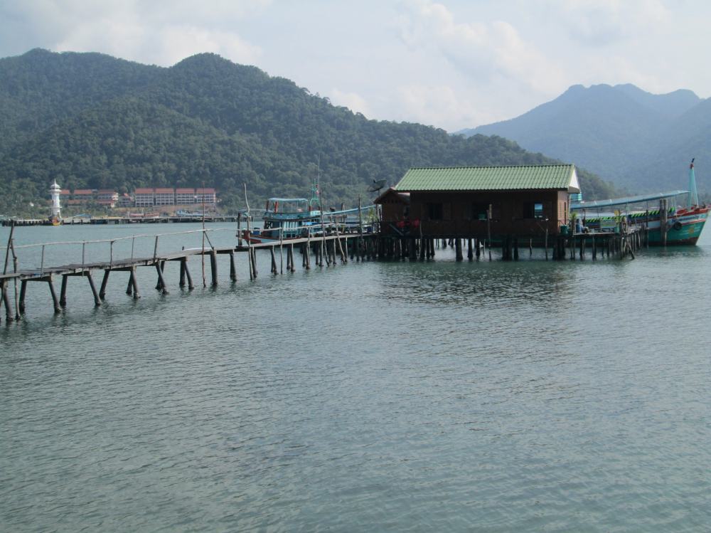 ตรงห้องนอนหลังใหญ่จะมีปลายสะพานมีเรือจอด ตรงนั้นปลายสะพานปลาสากชอบเข้าบ่อยๆๆนะครับ คนที่อยู่ที่นั้นเ