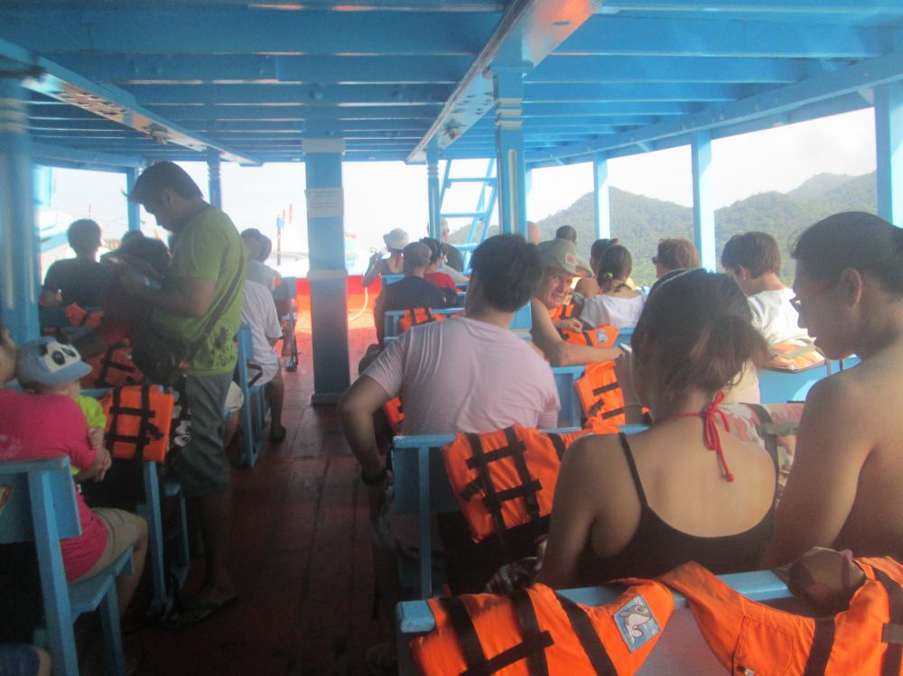 มาถึงเรือลำใหญ่แล้วโอวนักท่องเที่ยวเต็มเลยครับ  บิกินี่เต็มลำเรือเลยครับ ว้าวๆๆๆ วิวสวยตั้งแต่ยังไม่