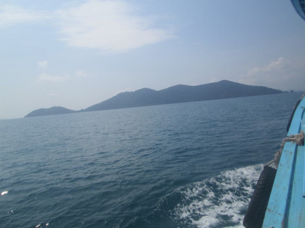 แลแล้วก็นั่งเรือผ่านเกาะแก่งตามๆๆที่รายรอบอยู่ข้างทางครับใช้เวล่ 1.30 ชั่วโมงเพื่อที่จะไปสู่จุดดำน้ำ