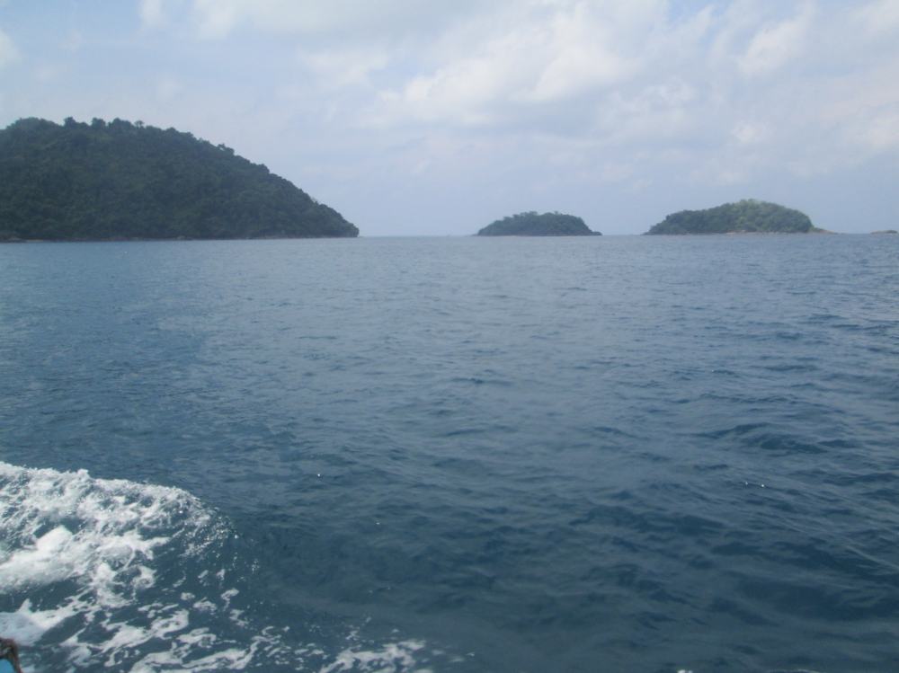 ผ่านเกาะเล็กๆๆมากมาย  ในรูปมีเกาะเล็กเกาะน้อยเกาะใหญ่เยอะครับ บางเกาะเป็นที่หลบอาศัยของปลา หรืออาจจะ