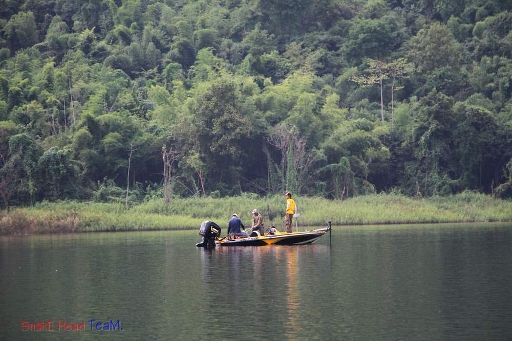                                                            เรือลำเหลืองๆ เค้ามากัน 3 คนครับ มีน้าพี 