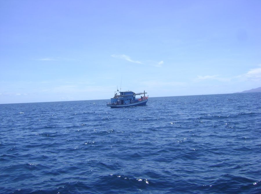 เพื่อนร่วมเดินทาง.......กลางทะเล..เป็นนักตกปลาชาวมาเลเซีย
จอดไกล้กันมากครับ...นักตกปลาชาวต่างชาติ..