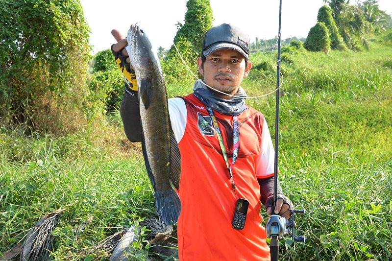  [b]คัน Graphiteleader Veloce Neo Baitcasting 7'0" 12-25 lb [/b]   กับ   [b] Shimano  Metanium  รอ
