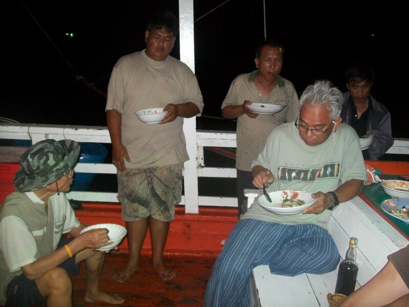 กินเล่นก่อนกินข้าวครับ  :umh: :umh: