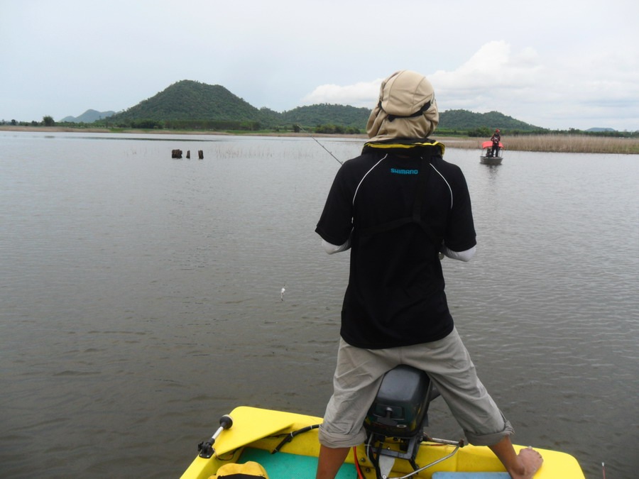 มองมาท้ายเรือน่าเจนยังไม่มีอะไรครับหวดเหยื่อติดตอเล่นไปพลางๆก่อนนะ 
 :grin: :grin: :grin: :grin: