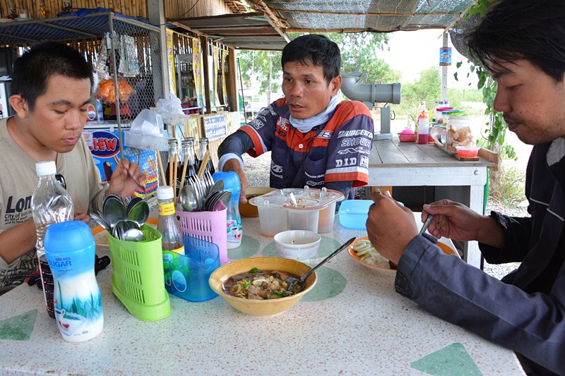 พักกิน..มื้อเที้ยง กันก่อน  ครับผม !!!    :laughing: :laughing: :laughing: