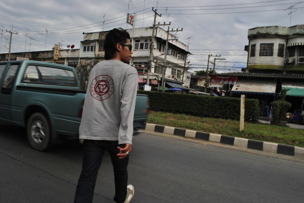 ข้ามถนนตามมากันดีๆนะระวังรถกันด้วยครับ