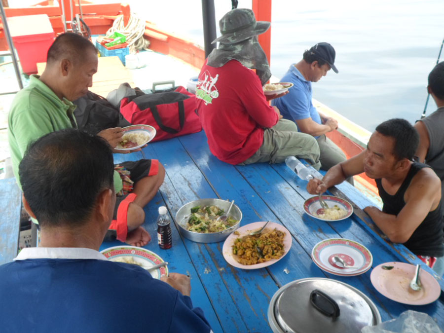 ข้าวมื้อแรกบนเรือครับ :umh: