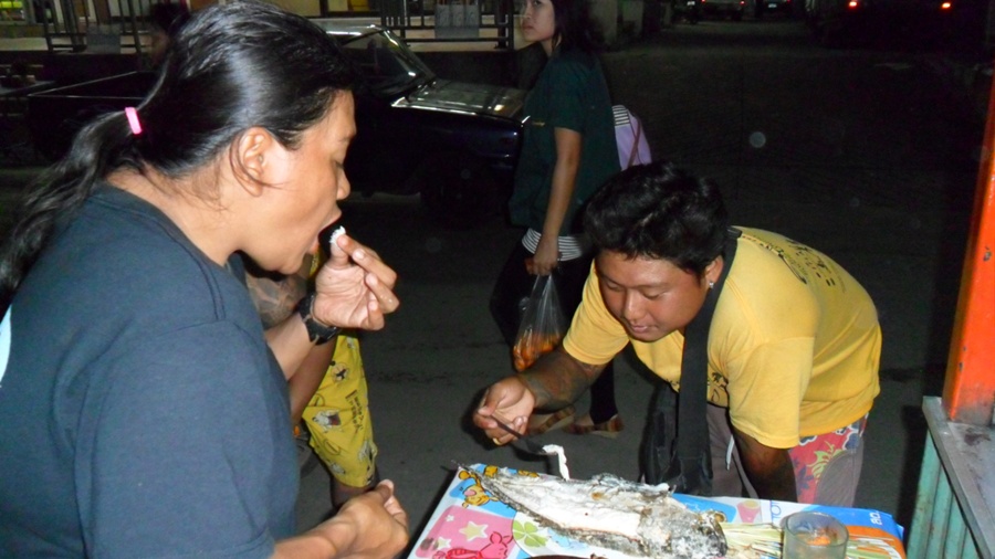 

                   ... เมื่อเช้าเอ็ง2คนไม่ได้กินข้าวมาหรืองัย..เหลือให้ข้ามั่งนะเว้ยยยย... :ohh: