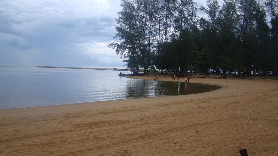   ริมหาดบริเวณที่จัดงานสวยงามสะอาดน่าลงเล่นน้ำครับ