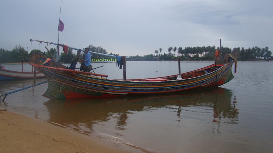   เรือที่เข้าร่วมการแข่งขันเริ่มเข้ามาจอดบริเวณหาดแล้วครับ