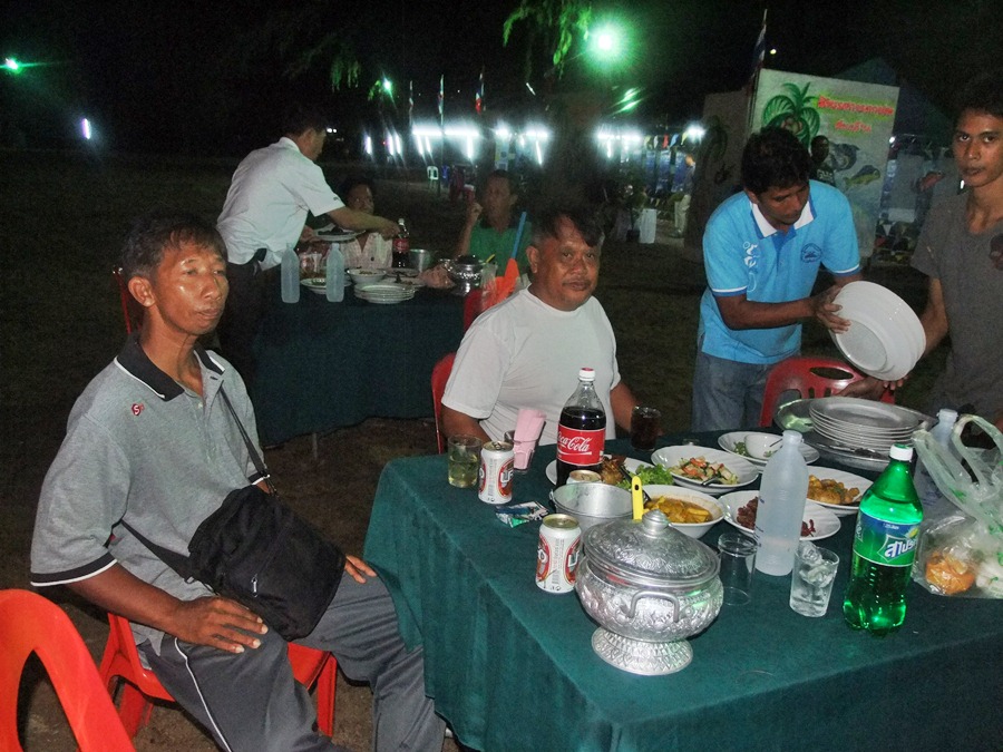   บรรยากาศในงานเลี้ยงต้อนรับ ในคืนแรกมื้อแรกครับ :cheer: