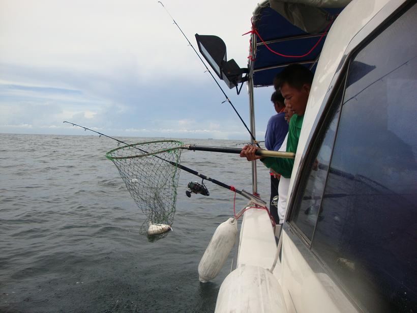 เพชร ลูกชายไต๋ ขยันมากวิ่งตักปลาทั้งวัน หัวเรือท้ายเรือ :cheer:
