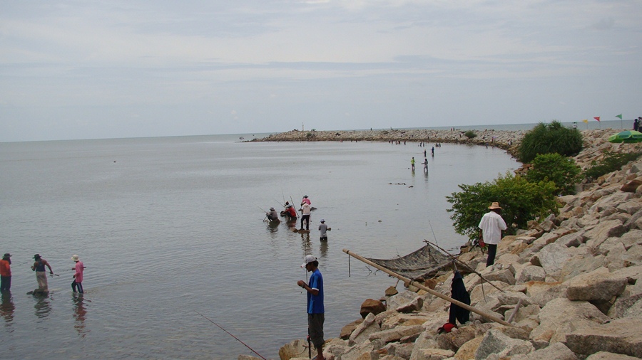   บรรยากาศในการแข่งขันตกปลาชายหาด สวยงามน่าสนใจมั๊ยครับ :laughing: