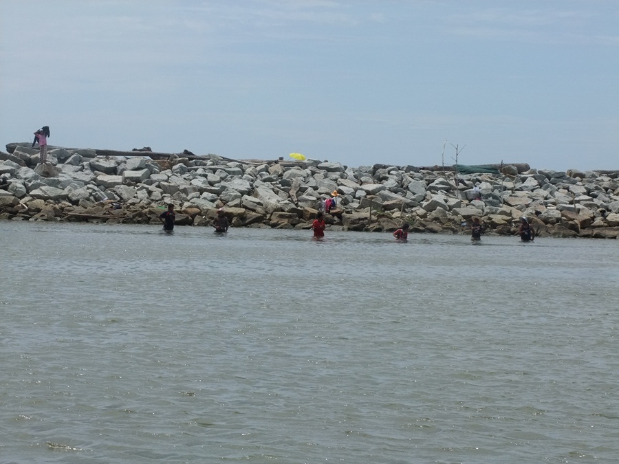   บรรยากาศในการแข่งขันตกปลาชายหาด สวยงามน่าสนใจมั๊ยครับ :laughing:

ถ่ายจากเรือที่ไปเก็บรูปในทะเลต