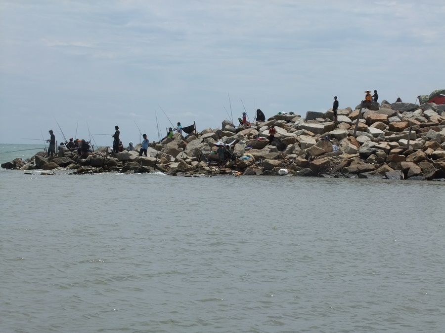   บรรยากาศในการแข่งขันตกปลาชายหาด สวยงามน่าสนใจมั๊ยครับ :laughing:

ถ่ายจากเรือที่ไปเก็บรูปในทะเลต