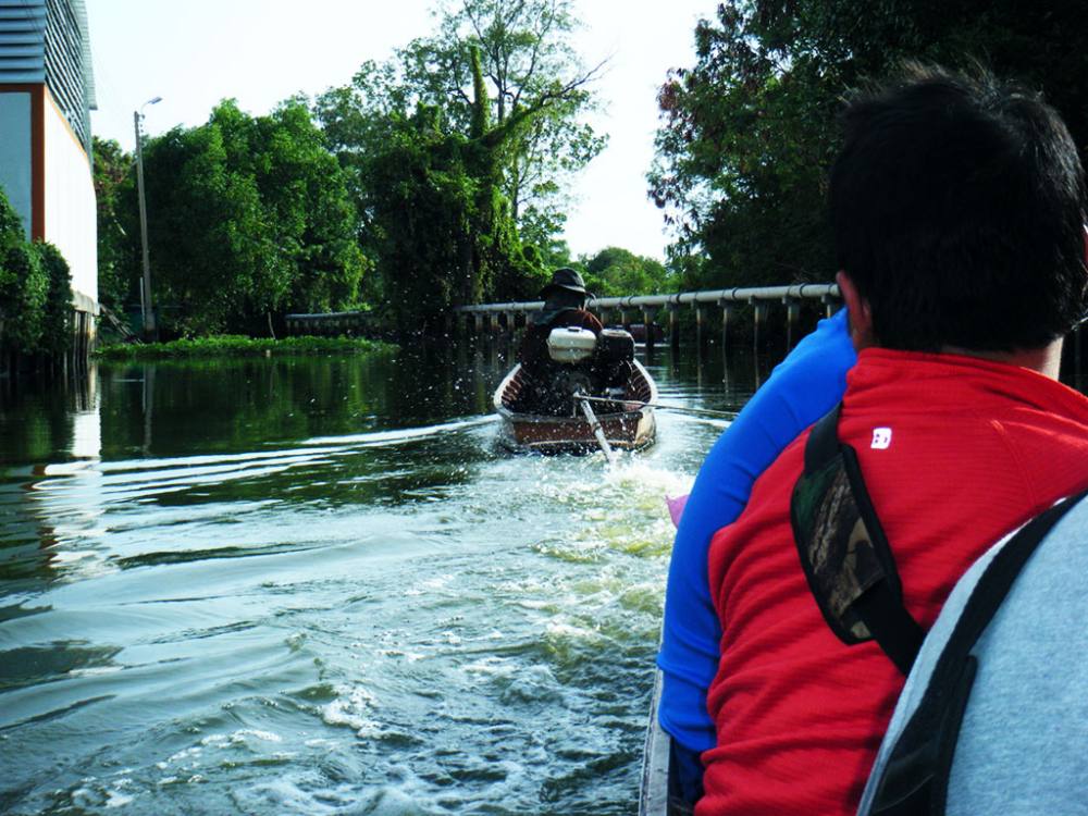 ตัดไปขากลับ....เกิดแอคซิเดนท์นิดหน่อยครับ...ปรากฏว่า...เรือโดยสารเกิดไปทับตะปู...ผล...ยางแตก...ไม่มี