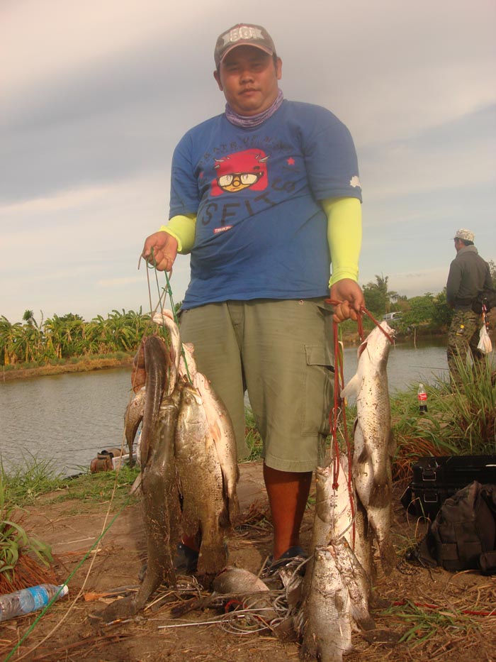 พี่แป๊ะเสี่ยลูกชิ้นปลาเงินล้านจากลพบุรีวันนี้ขอหนีเมียมาพักผ่อนตกปลาด้วยกันตกปลาไปเฮฮาไปทำให้บรรยากา