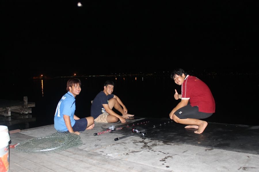 จากนั้นก้นั่งรอ(อย่างกับตั้งวงกินเหล้ากันเลย  555)   :smile: 