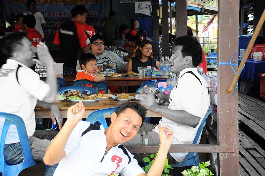 พี่ๆถ่ายรูปให้หน่อยสิ.......... :grin: :grin: :grin:
จัดไปเลยบาย :laughing: :laughing: :laughing: :