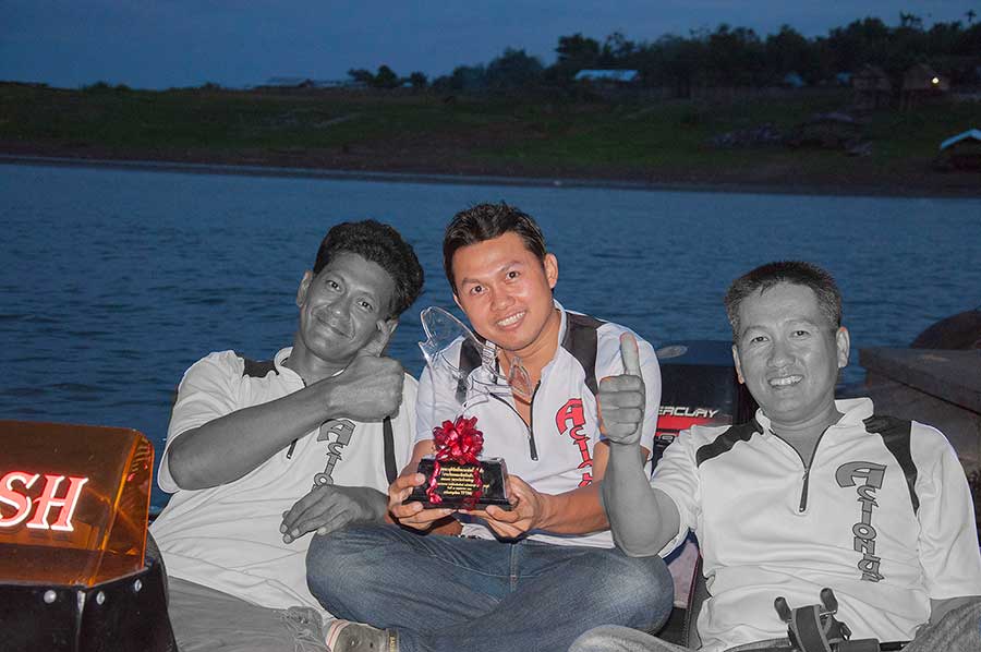 ถ่ายคู่กับนังเอกน้ารักบัดดี้ที่ลงเรือดวยกันหน่อย เอ้า... 1 2 3 เอ๊ะ ทำไมอีบายมีสีคนเดียวหว่า :think: