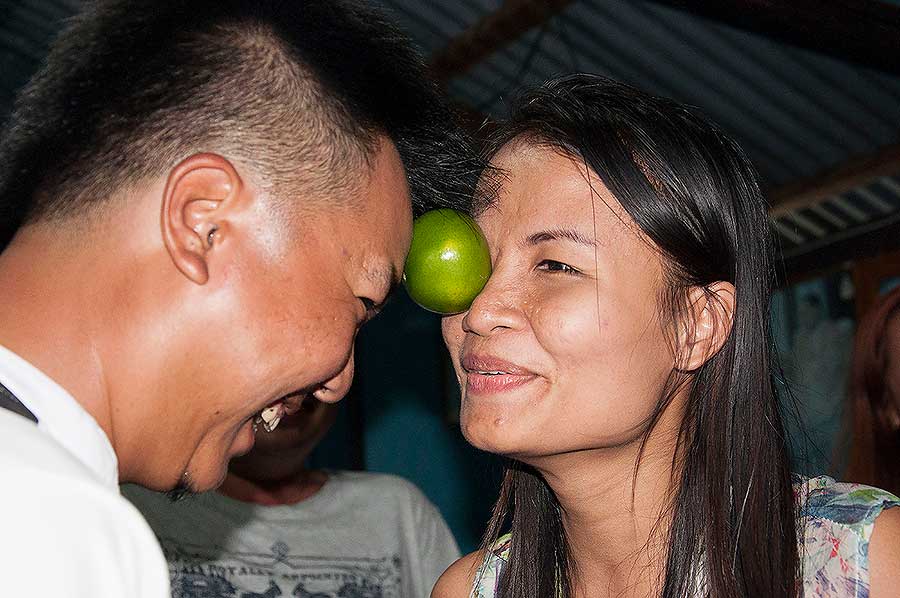 เค้าให้เอาหน้าผากประคอง เล่นเป้าตาซะแล้ว :laughing: :laughing: :laughing: :laughing: :laughing: :lau