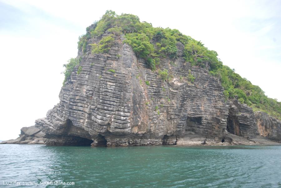 เกาะที่นี่สวยมากครับ เหมือนมีคนเอาหินมาตัดเป็นแผ่นๆแล้วมาเรียงกันเป็นเกาะ  :love: