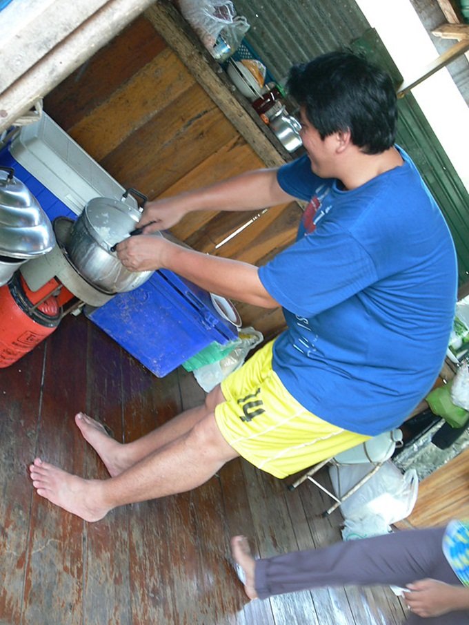 โปรนพ  กำลังเตรียมกับข้าว