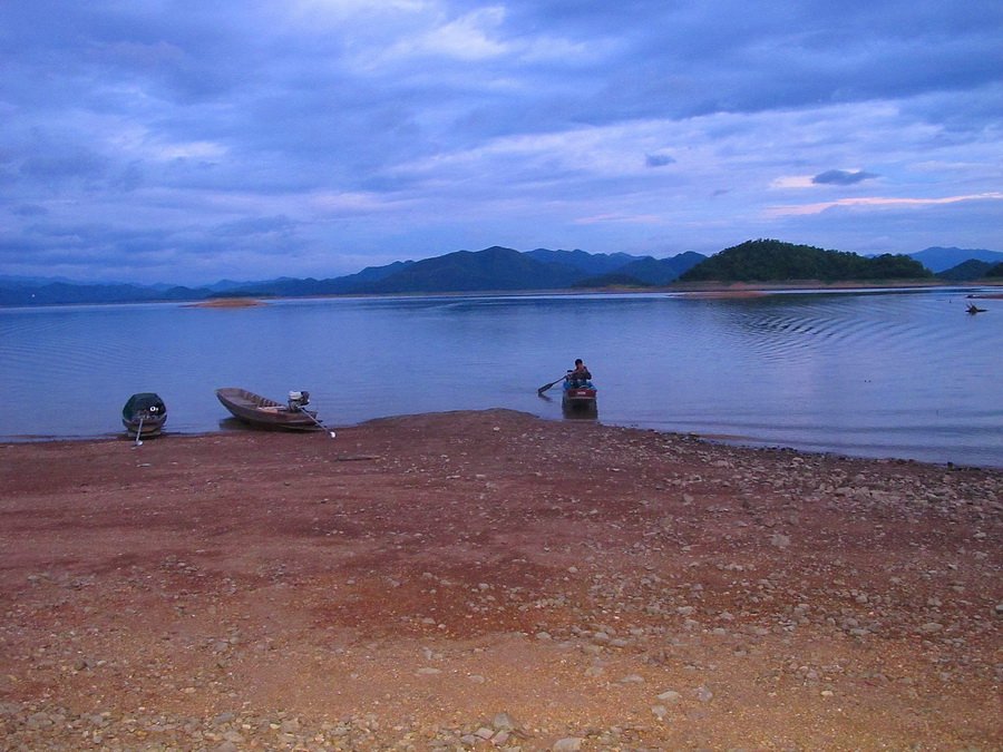  [b]** เรามาถึงท่าลงเรือกันประมาณตี 5.40 น. ฟ้าเริ่มเปิดแล้วครับ ช่วงนี้ค่อนข้างจะสว่างเร็วนะครับ [/