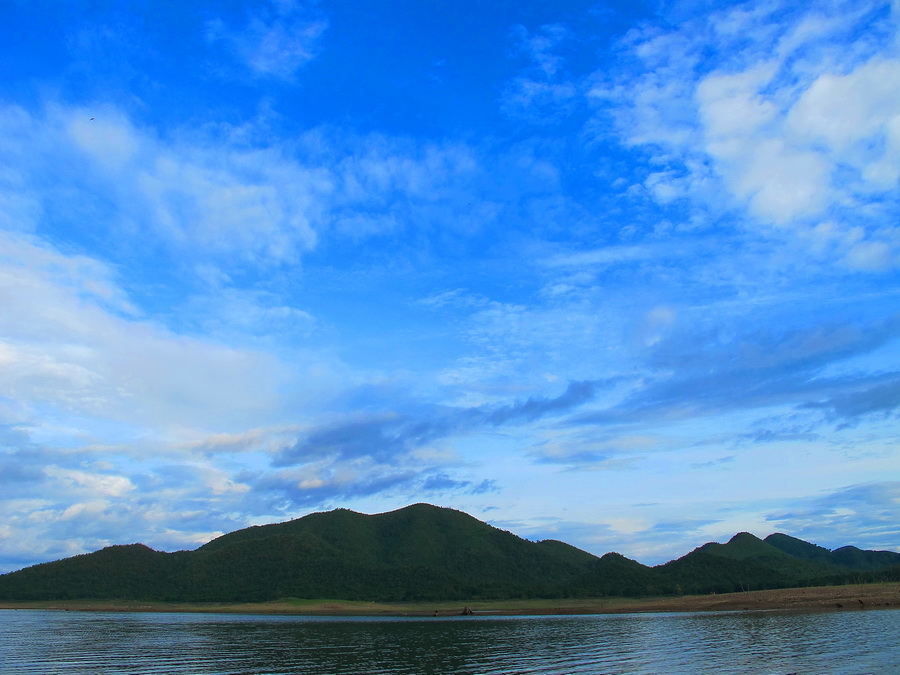  [b]** ท้องฟ้าสวยๆแบบนี้...ไม่บอกก็รู้ วันนี้ร้อนตับแตกแน่ๆ [/b]  :sick: :sick: :sick: