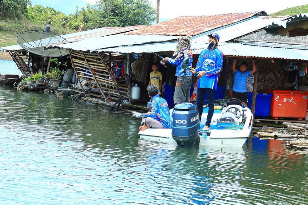 ++ทีม T-SURF ขับเรือผ่านมาตอนที่น้าไรท์..กำลังอัดปลาอยู่พอดี.....เอิ๊กๆๆๆ