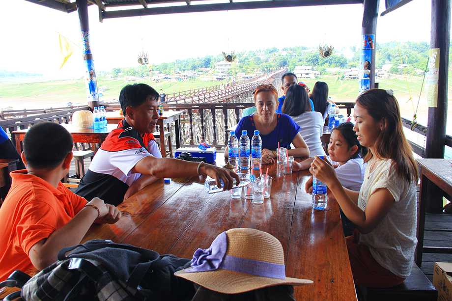 เด็กๆร้องกินข้าวเช้ากันแล้ว แวะทานข้าวที่ร้านอาหารริมสะพานมอญก่อน