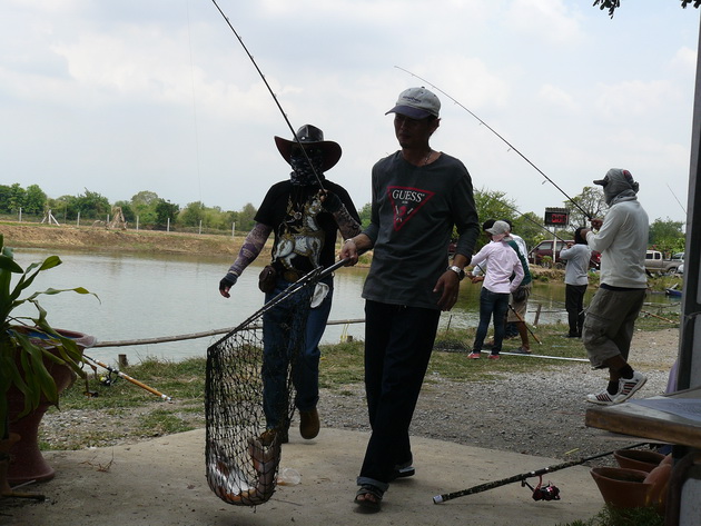 ตักกันมาอีก พี่ชัย กะ พี่หนุ่ม :cool: :cool: :cool: :cool:
