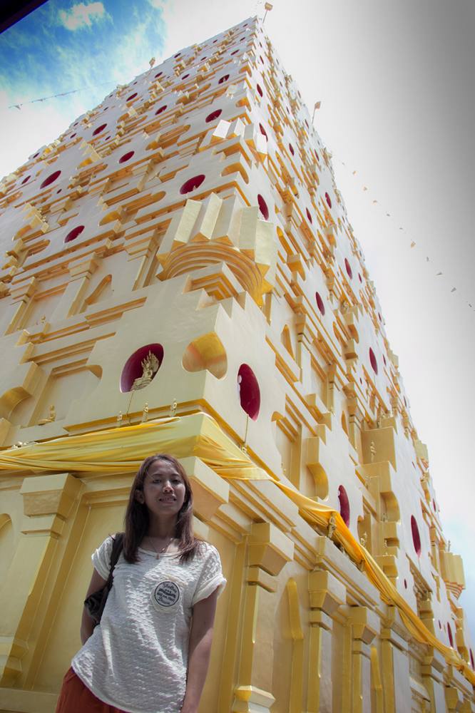 ขึ้นมาด้านบน ถ่ายรูปเป็นที่ระลึกไว้ซักหน่อย แต่ทางเดินค่อนข้างจะแคบ จึงเก็บภาพได้ไม่หมด  

เห็นมั้