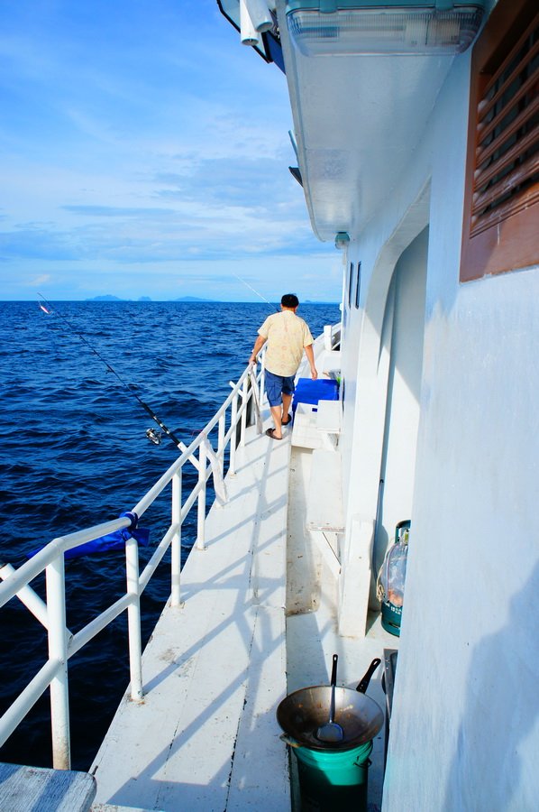 ลงมาถ่ายข้างเรือ  พื้นที่สำคัญของการตกปลา

กาบซ้าย