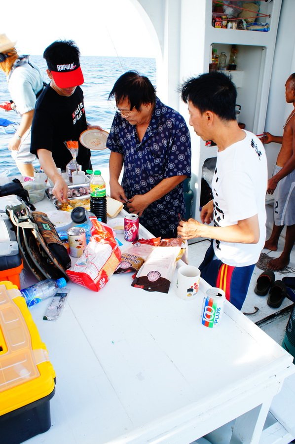 ซักพัก....

ความวุ่นวายก็เริ่มมาอยู่ที่โต๊ะอาหาร  ไข่ดาว แฮม ขนมปัง