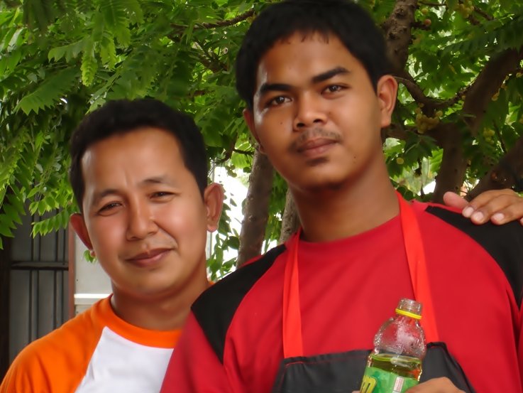 ลูกชายสุดหล่อบังชายและพี่
 :laughing: