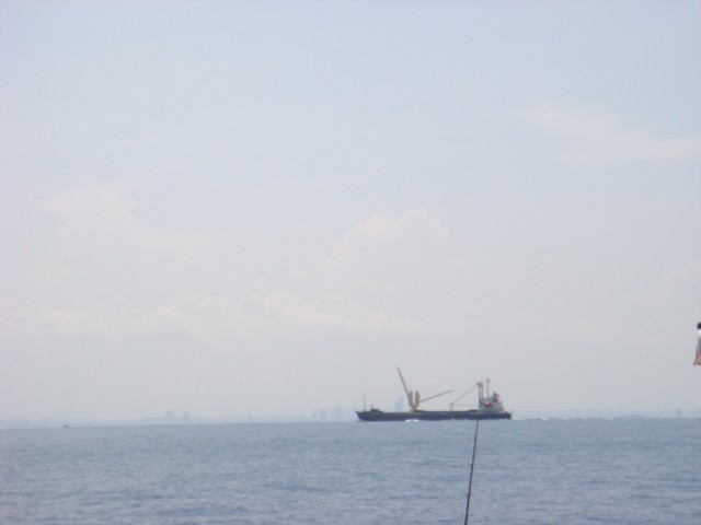 เรือสินค้าวิ่งผ่านดูคลื่นเเล้ว เสียว...