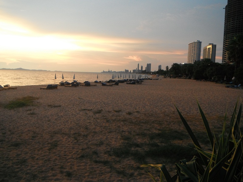 ชายหาดข้างๆ