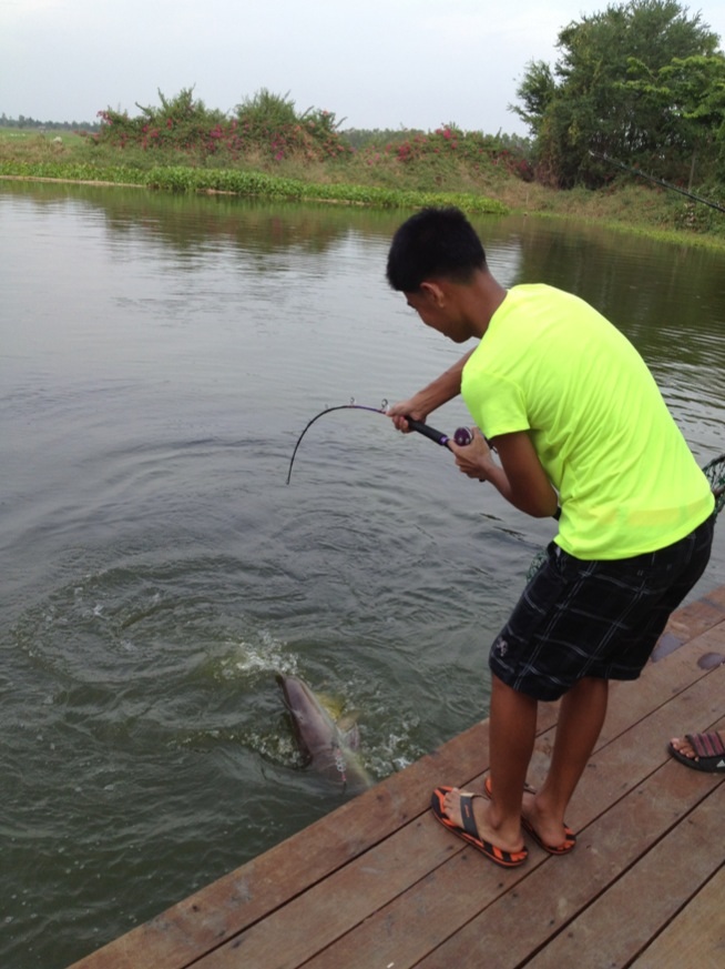 [q][i]อ้างถึง: ติ๊ก - ซาหระบูรี posted: 03-06-2556, 08:55:11[/i]

มาอีกหนึ่ง นักตกปลาเยาวชน อนาคตไ