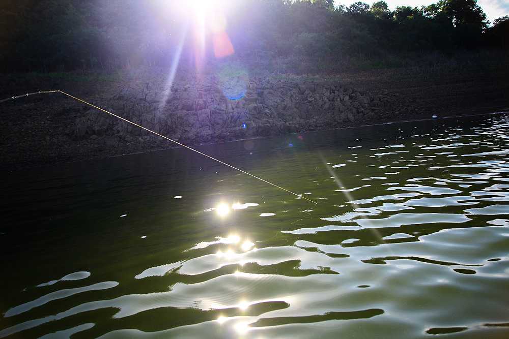 ลอยเรือไปสุดกองหินเป็นหาดทราย ผมตี HamaMinnow ขึ้นหาก กรอลงมาเมตรเดียวก็ ปึ๊ก !!! พร้อมพรายฟองขึ้นมา