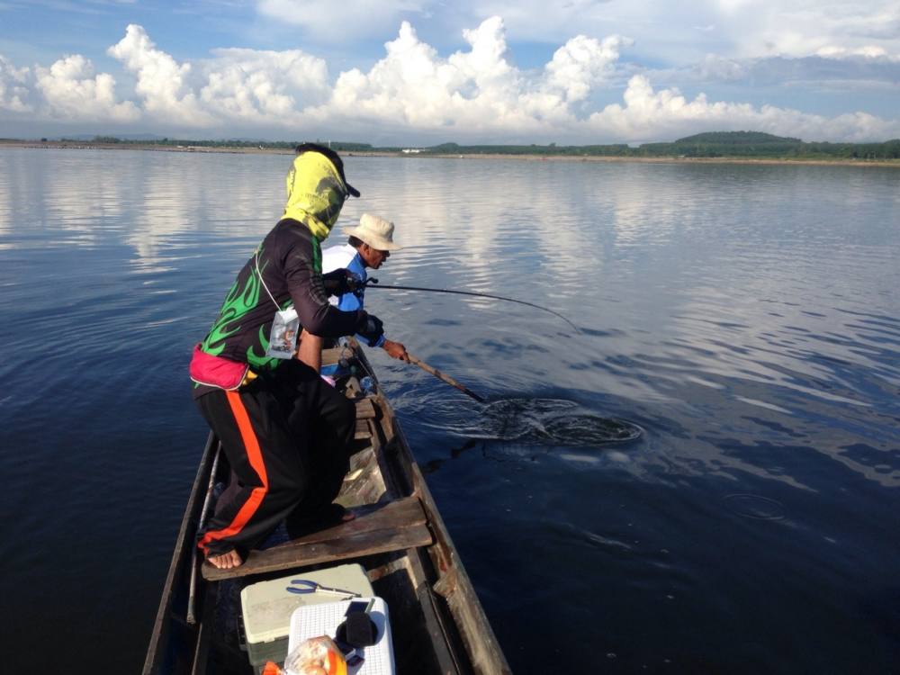 ขยับเรือมาอีกด้าน โดนอีกแล้ว